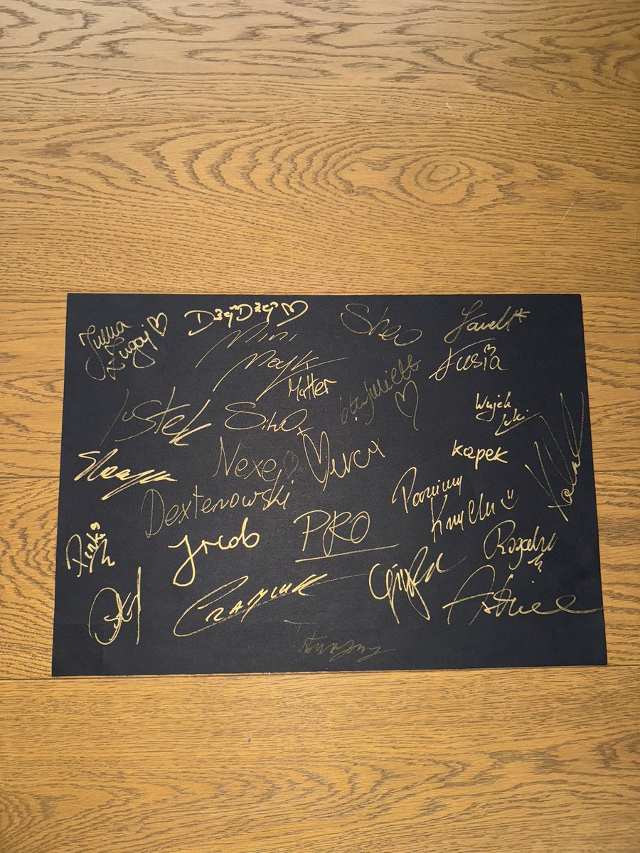 Sitr0x's tweet photo. A gdyby tak wystawić na aukcję WOŚP 50 AUTOGRAFÓW YouTuberów, które zbierałem jakiś czas temu na filmie? 🤔 https://t.co/PzUxxZbdnd