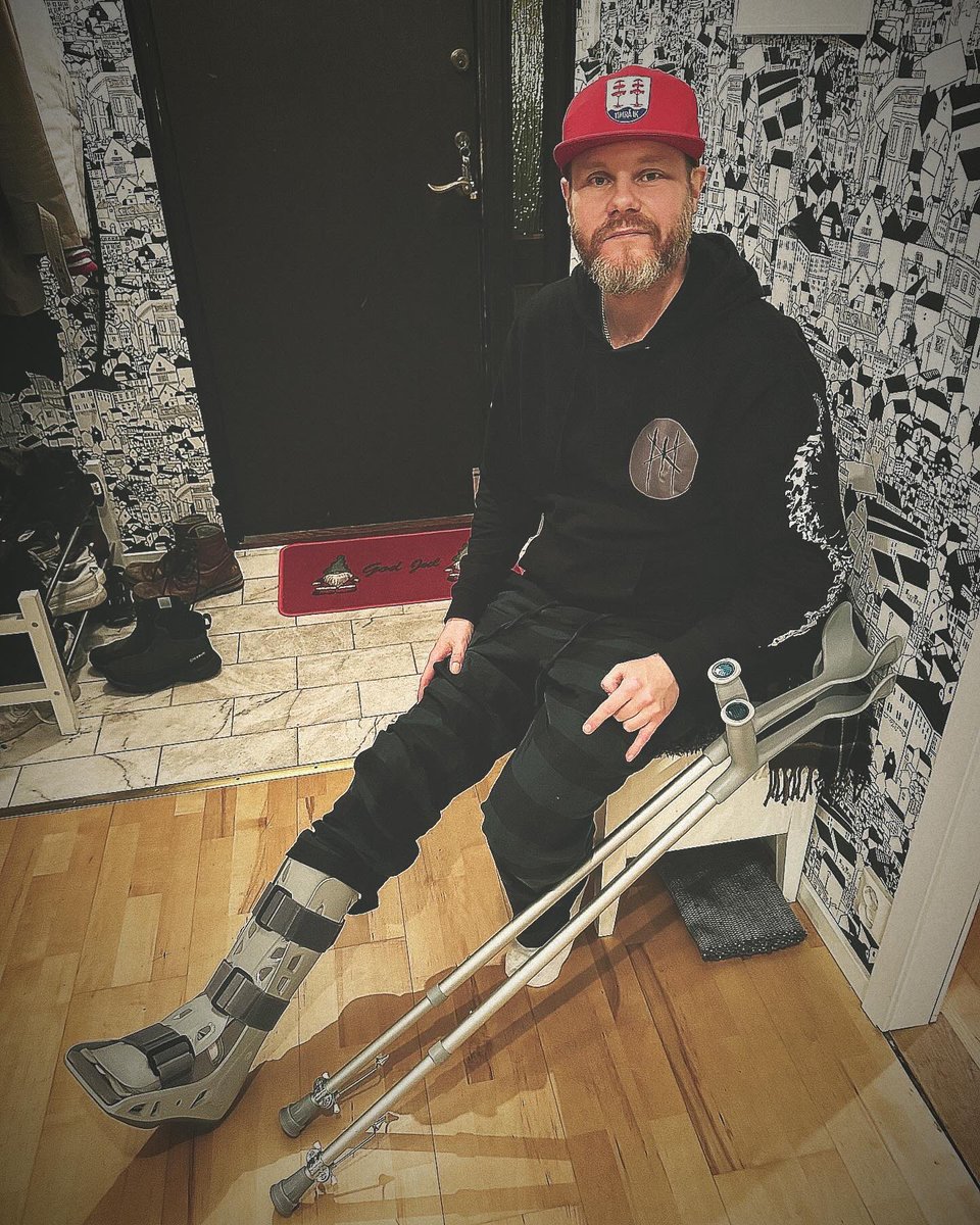 SkarinAndreas's tweet photo. Två veckor har gått sedan hälsenan slets av. Två veckor med gips. Nu är det dax för steg 2. ”Stöveln”, med kilar. 6-8 veckor. Sakta men säkert, steg för steg. Vi kämpar på 🦾
#terminator #robocop #pjäxa #ortos https://t.co/ghRoMr77tw