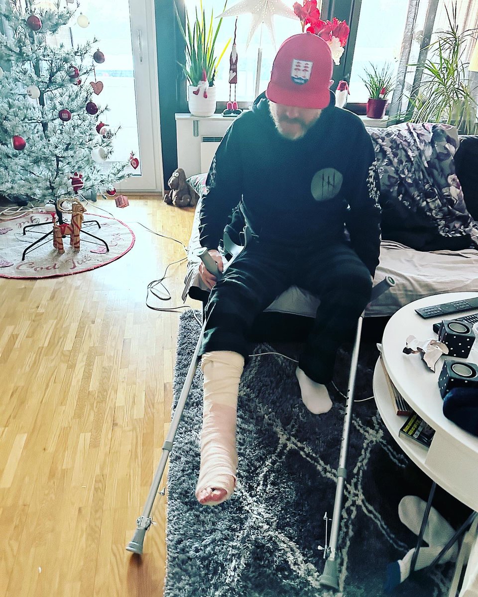 SkarinAndreas's tweet photo. Två veckor har gått sedan hälsenan slets av. Två veckor med gips. Nu är det dax för steg 2. ”Stöveln”, med kilar. 6-8 veckor. Sakta men säkert, steg för steg. Vi kämpar på 🦾
#terminator #robocop #pjäxa #ortos https://t.co/ghRoMr77tw