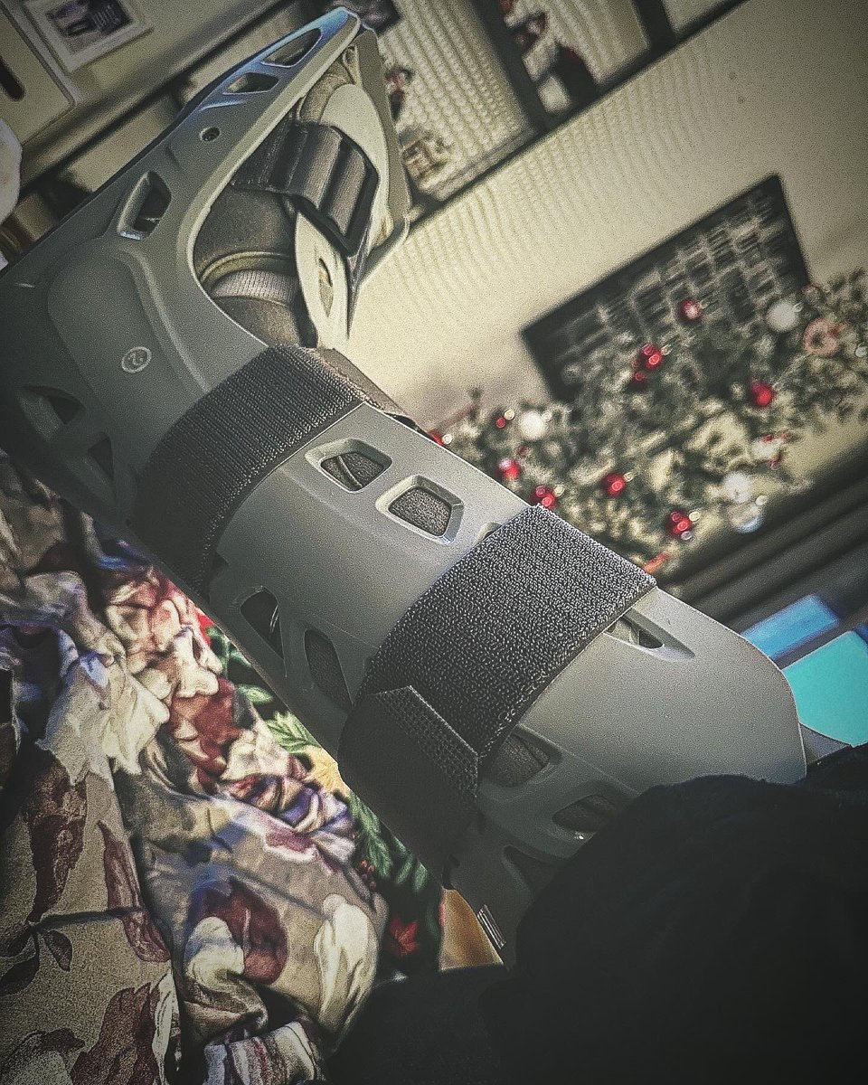 SkarinAndreas's tweet photo. Två veckor har gått sedan hälsenan slets av. Två veckor med gips. Nu är det dax för steg 2. ”Stöveln”, med kilar. 6-8 veckor. Sakta men säkert, steg för steg. Vi kämpar på 🦾
#terminator #robocop #pjäxa #ortos https://t.co/ghRoMr77tw