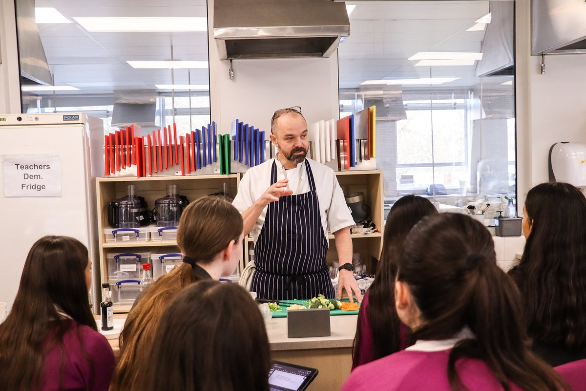 BGS_Greens's tweet photo. Today Mr Pickard - Catering Manager spent time with our Food Tech students demonstrating a Thai stir fry while talking to them about menu planning today. @BGSFoodTech #Food #BGSfood #menu #school https://t.co/ciAz1yIBkL
