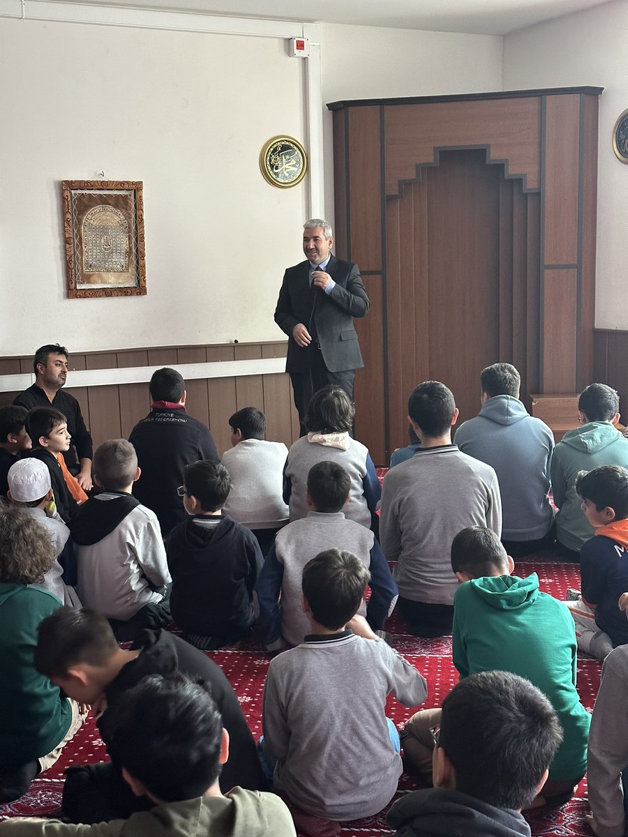 Davet üzerine,
Cuma Namazını Gençlerle kıldık...

Ankara'nın her yanından öğrenci kabul eden Medine İmam Hatip Ortaokulunu ziyaret ettim.

Hafızlıkla birlikte Ortaokulu'da bitiren gençlerin Fen ve Proje İmam Hatip Lisesi gibi % 1'lik dilimdeki Okulları kazanması takdire şayan...