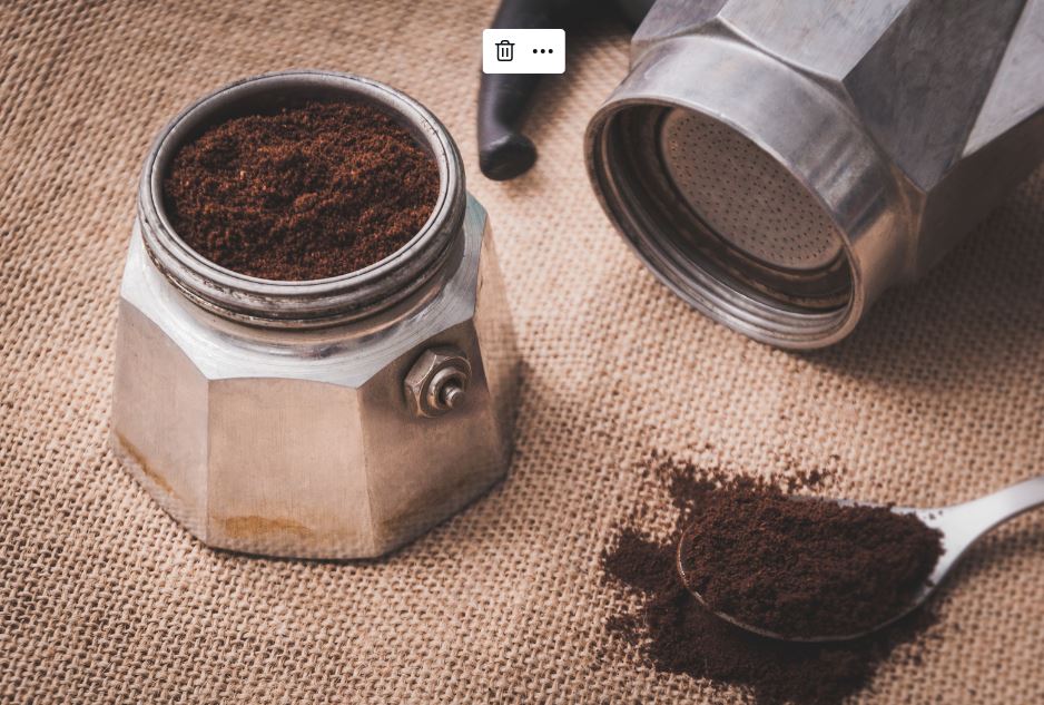 learnitalianpod's tweet photo. Brewing perfection with the Moka pot! ☕✨ What's the secret? Do you fill the coffee basket completely and level off the top, or do you compress the coffee in the basket? How do you fill your Moka pot? ☕👌 #BrewingTips #CoffeeLovers #ItalianTraditions https://t.co/efLUmkObkz