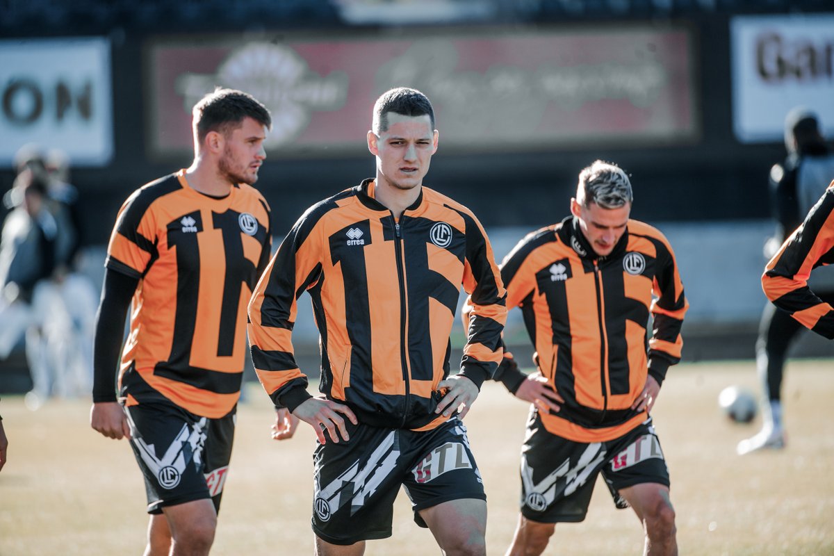 FCLugano1908's tweet photo. ⚪⚫ 𝐖𝐚𝐫𝐦 𝐔𝐩 🔥 Riscaldamento prima dell'amichevole di Cornaredo contro lo Sciaffusa 🔜 Forza Lugano! ⚽
#fclugano #lugano #FCL #LUGFCS #LuganoSciaffusa https://t.co/IP92G8d9s9