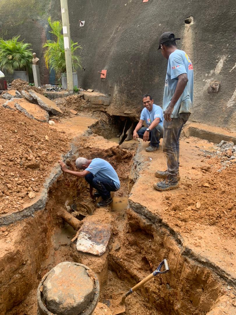 hidroven_ve's tweet photo. Equipo de la #Brippas sustituyó 15 m de colector de aguas servidas en la Hacienda Las Mayas en la parroquia Coche, para atender a más de 400 familias, está reparación se realizó a través del #1x10delBuenGobierno

@NicolasMaduro @RMarcoTorres @minaguasoficial https://t.co/8cedgCxD9W
