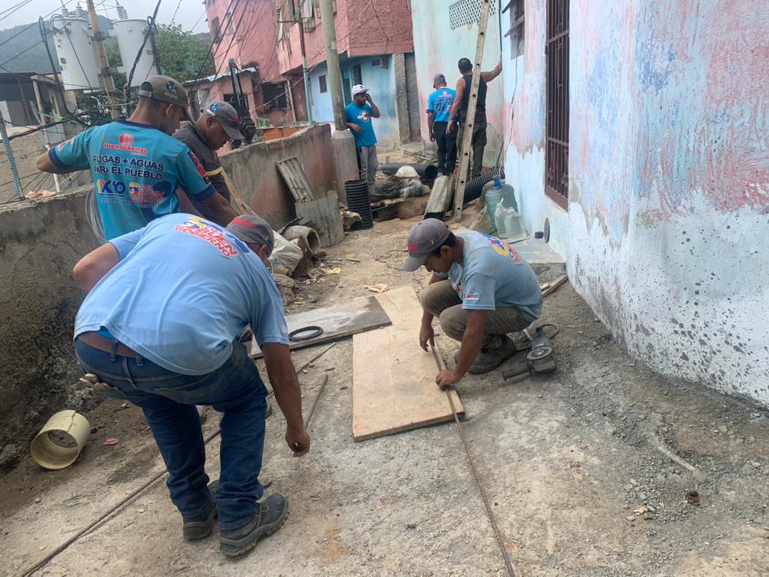 hidroven_ve's tweet photo. Equipo de la #Brippas sustituyó 15 m de colector de aguas servidas en la Hacienda Las Mayas en la parroquia Coche, para atender a más de 400 familias, está reparación se realizó a través del #1x10delBuenGobierno

@NicolasMaduro @RMarcoTorres @minaguasoficial https://t.co/8cedgCxD9W