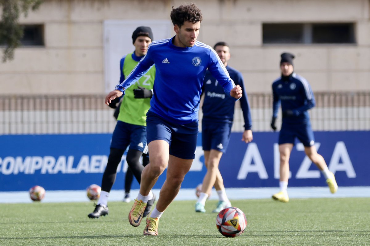 PRIMER EQUIPO| #98. 🤪 Y por fin llegó el tan ansiado #viernes.

✌️ Último entreno previo al partido del #domingo. Partido especial donde no estrenamos en #Navalcarbon ante nuestra afición en este 2️⃣0️⃣2️⃣4️⃣.

💪 El EQUIPO está con muchas ganas.

#CorazonAzul | 💙
#GanasDeVolver