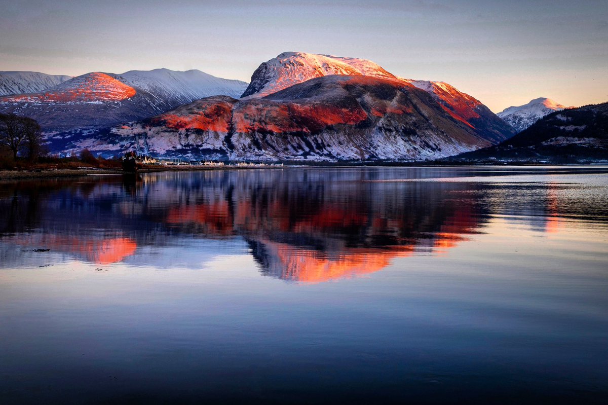 The last rays of sunshine on Ben Nevis yesterday afternoon… #sunset #bennevis #mountains #munro #nevisrange #lochlinnhe #winter #fortwilliam #snow #highlands #Scotland