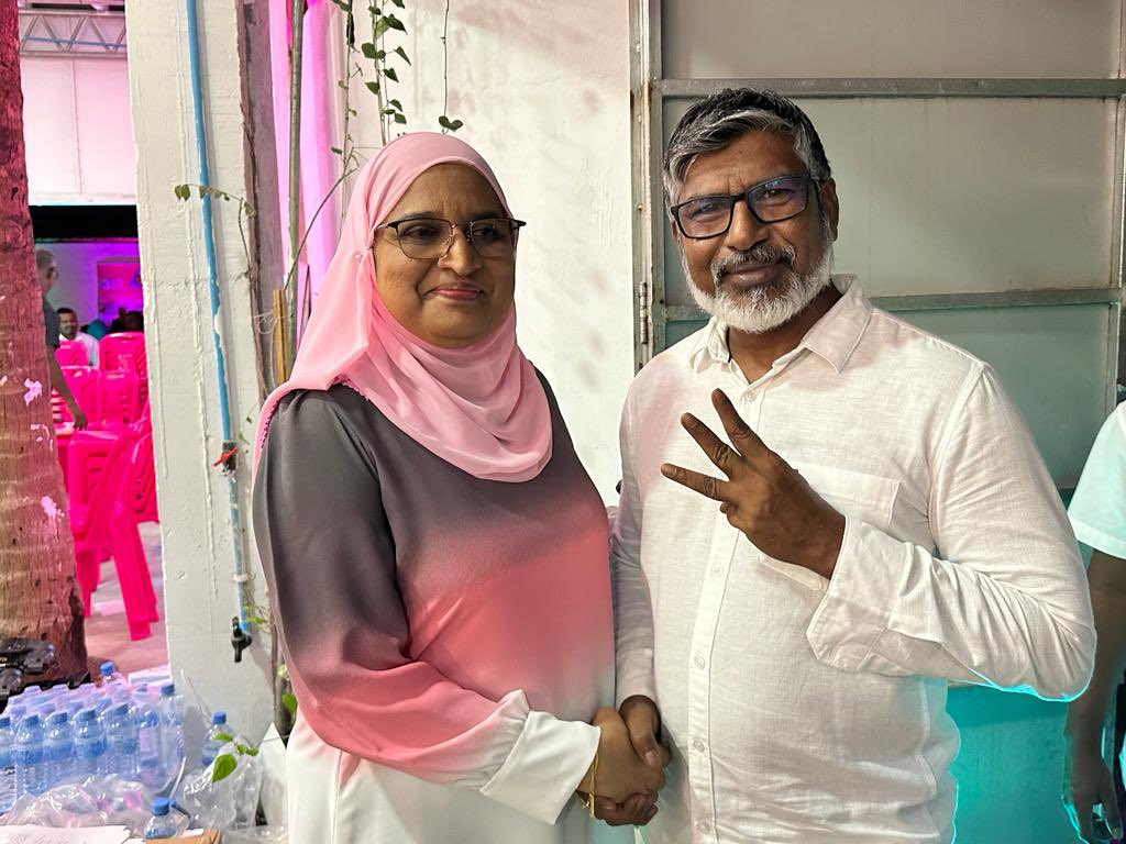 Enmenge_Salimbe's tweet photo. މި ހޮނިހިރު ދުވަހު (މާދަމާ) ސަރުކާރާއެކު ރައްޔިތުންނަށްޓަކާ މަސައްކަތް ކުރާނެ ކެޑިޑޭޓު، ކެޑުޑޭޓު ނަންބަރު 3 އާޒިމާ ޝަކޫރަށް މާލެ އެންމެ ބޭފުޅުންވެސް ވޯޓުލައި މޭޔަރުކަމަށް އިންތިޙާބު ކޮށްދެއްމަކީ އަޅުގަނޑުގެ ވަރަށް ބޮޑު އެދިލުމެއް.
#VoteAzima
#DhiveheengeRaajje
#Azimaformayor https://t.co/nn1DccKX6v
