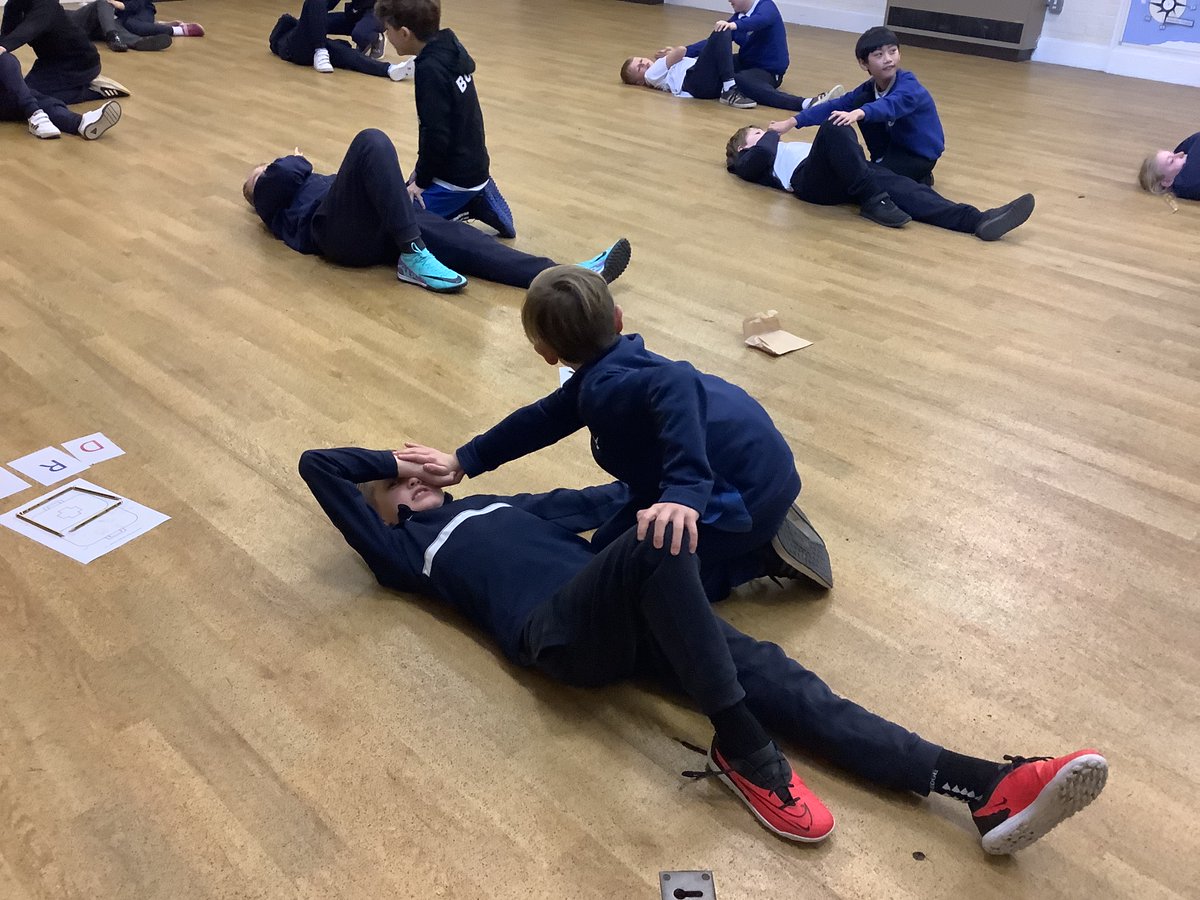 Year 5 gaining some very valuable first aid skills today!🚑