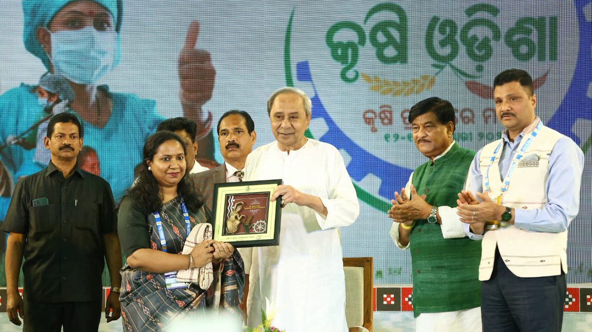 krushibibhag's tweet image. During #KrushiOdisha 2024 today at Bhubaneswar, HCM Shri @Naveen_Odisha felicitated Norman Borlaug Field Award 2023 Winner, Dr. @nayak_swati along with 17 farmers who have gained achievements through #FarmMechanization &amp;amp; 10 women farmers who are role models of women empowerment.
