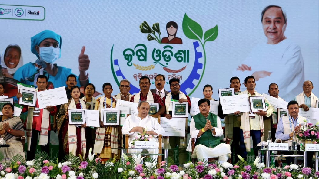 krushibibhag's tweet image. During #KrushiOdisha 2024 today at Bhubaneswar, HCM Shri @Naveen_Odisha felicitated Norman Borlaug Field Award 2023 Winner, Dr. @nayak_swati along with 17 farmers who have gained achievements through #FarmMechanization &amp;amp; 10 women farmers who are role models of women empowerment.