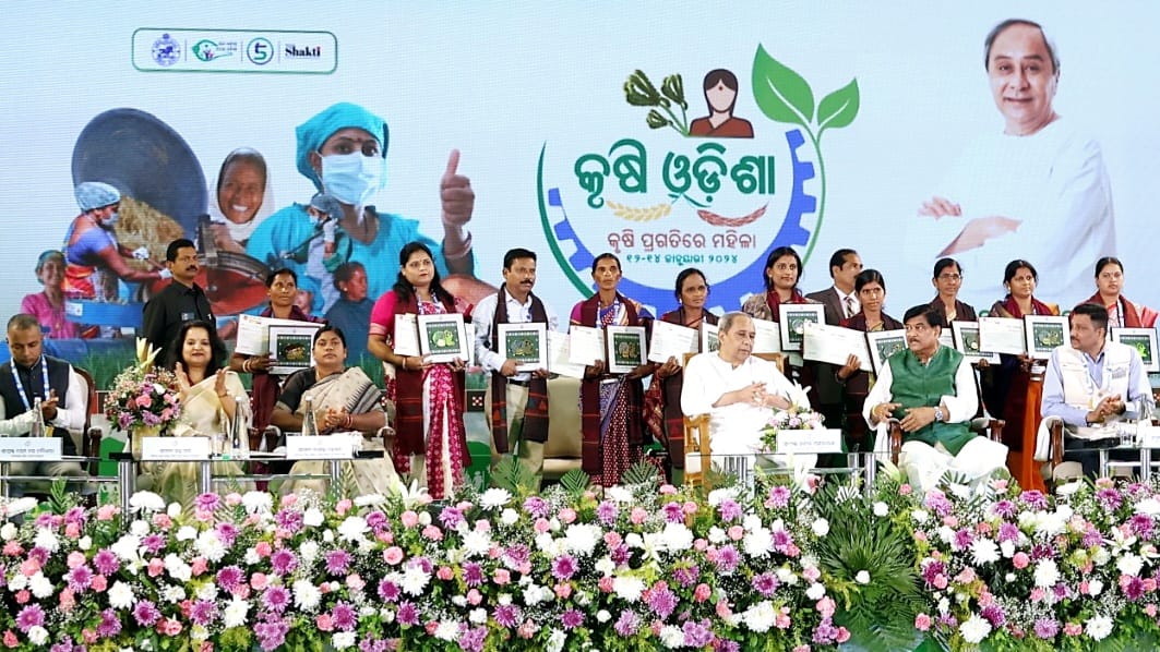 krushibibhag's tweet image. During #KrushiOdisha 2024 today at Bhubaneswar, HCM Shri @Naveen_Odisha felicitated Norman Borlaug Field Award 2023 Winner, Dr. @nayak_swati along with 17 farmers who have gained achievements through #FarmMechanization &amp;amp; 10 women farmers who are role models of women empowerment.