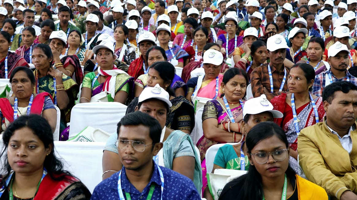 krushibibhag's tweet image. During #KrushiOdisha 2024 today at Bhubaneswar, HCM Shri @Naveen_Odisha felicitated Norman Borlaug Field Award 2023 Winner, Dr. @nayak_swati along with 17 farmers who have gained achievements through #FarmMechanization &amp;amp; 10 women farmers who are role models of women empowerment.