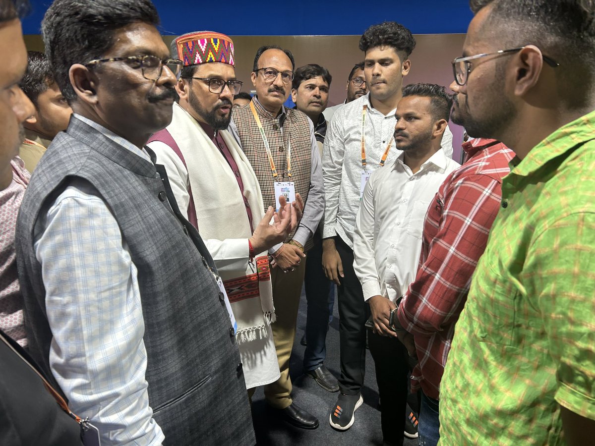 MYBharatHQ's tweet photo. Shri Anurag Singh Thakur, Hon’ble Minister YAS during his visit to the 27th #NationalYouthFestival2024 met officials and volunteers at the NYKS media centre and energised them with his motivational and invaluable words for making the arrangements smooth. 

#NationalYouthDay2024 https://t.co/Kx9SALQRCK