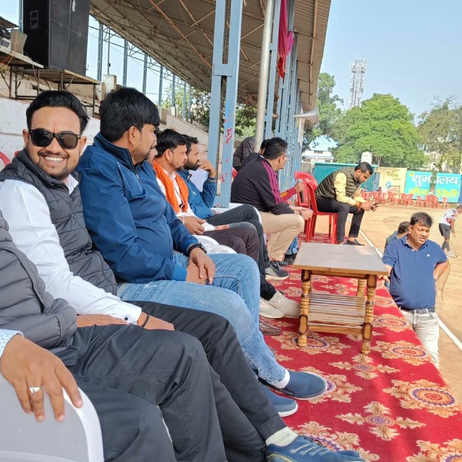 ashishrocker7's tweet photo. इटारसी हॉकी प्रतियोगिता में खिलाड़ियों से परिचय प्र��प्त करते हुए।
@BJP4MP @Dr_Sitasaran @OfficeofSSC https://t.co/UIDbKC3Dun