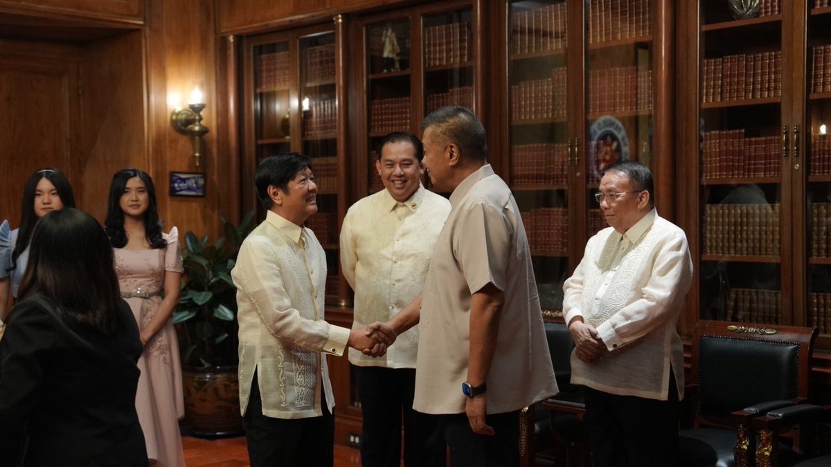 DOJ Secretary Boying Remulla with President Bongbong Marcos in Malacañang this afternoon. facebook.com/share/p/v9HWiF…