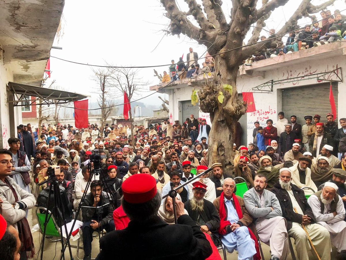 ANPMarkaz's tweet photo. بونیر: عوامی نیشنل پارٹی کے صوبائی جنرل سیکرٹری و نامزد امیدوار پی کے 27 سردار حسین بابک یونین کونسل مخرنی کالہ خیلہ (تحصیل مندنڑ) میں انتخابی جلسے سے خطاب کررہے ہیں۔ جلسے میں ضلعی صدر محمد کریم بابک سمیت دیگر ذمہ داران اور کثیر تعداد میں کارکنان نے شرکت کی۔
#ANPBuner | #Vote4Laltain