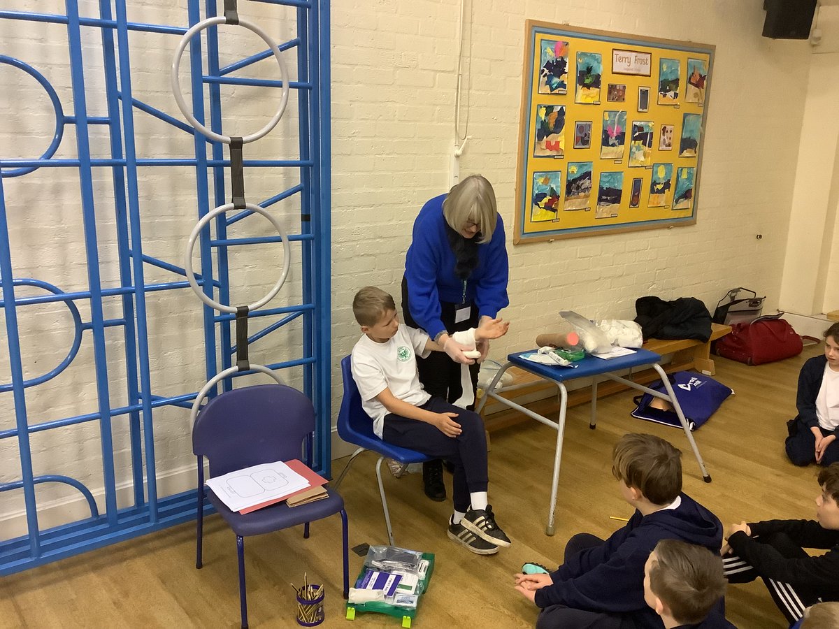 wclpsyear5's tweet photo. Year 5 gaining some very valuable first aid skills today!🚑 https://t.co/j3SxtUnsyO
