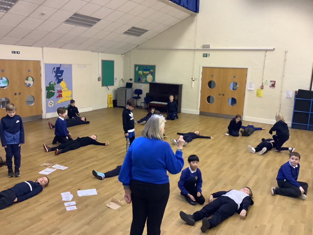 wclpsyear5's tweet photo. Year 5 gaining some very valuable first aid skills today!🚑 https://t.co/j3SxtUnsyO