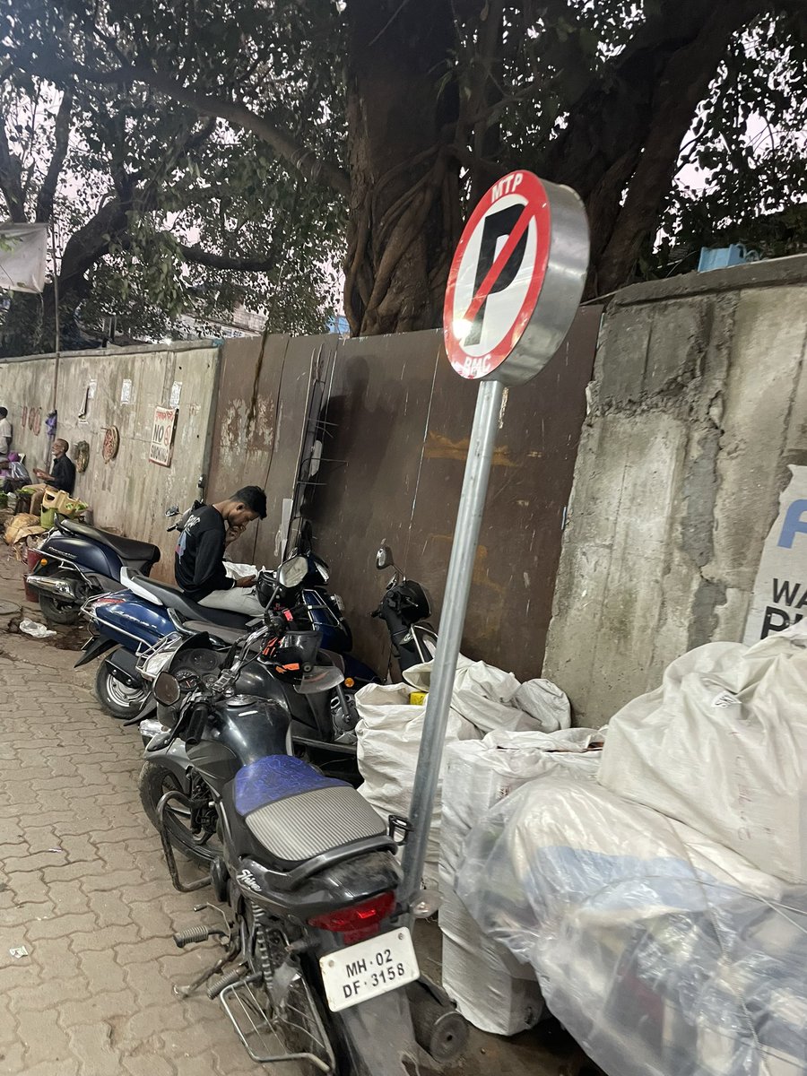 Shamroz7794's tweet photo. @MTPHereToHelp bikes parked on no parking zone
Haryana wala lane station road Kurla West https://t.co/7odGitf2FA