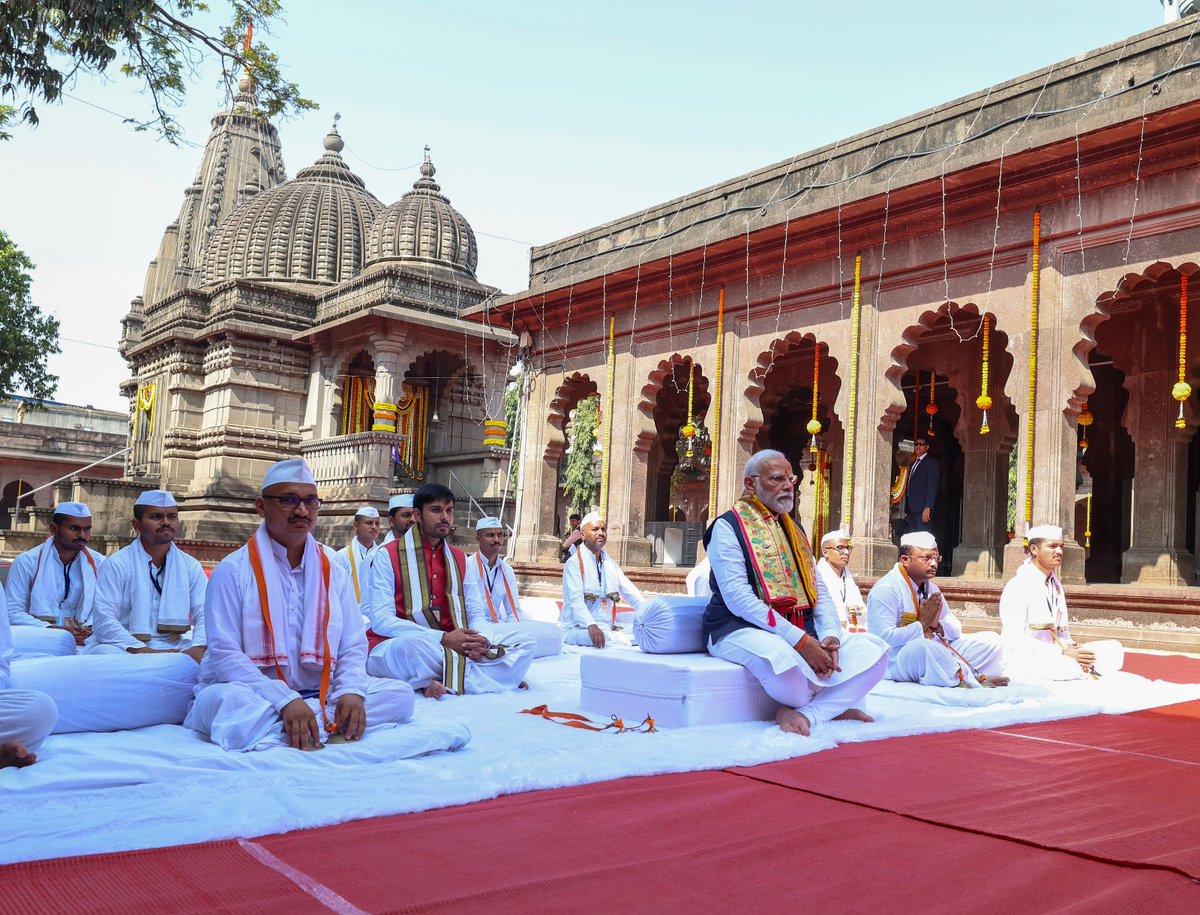 narendramodi's tweet photo. आज मला नाशिकमध्ये श्री काळाराम मंदिरात प्रार्थना करण्याची आणि रामकुंड इथे झालेल्या पूजेत सहभागी होण्याची संधी मिळाली. संत एकनाथ जी यांनी मराठी भाषेत लिहिलेल्या भावार्थ रामायणातील श्लोकही मी आज ऐकले. https://t.co/fraX3xV7eX