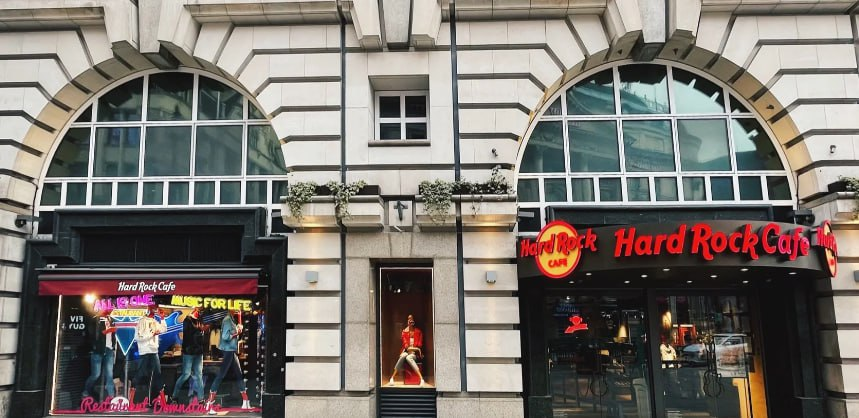 rdhow7599's tweet photo. The world is a book, and those who do not travel only read a page.#NoteInspiration
#LONDONBUYERSHOP #DoverStreetMarket #END https://t.co/OWcq4dpVIZ