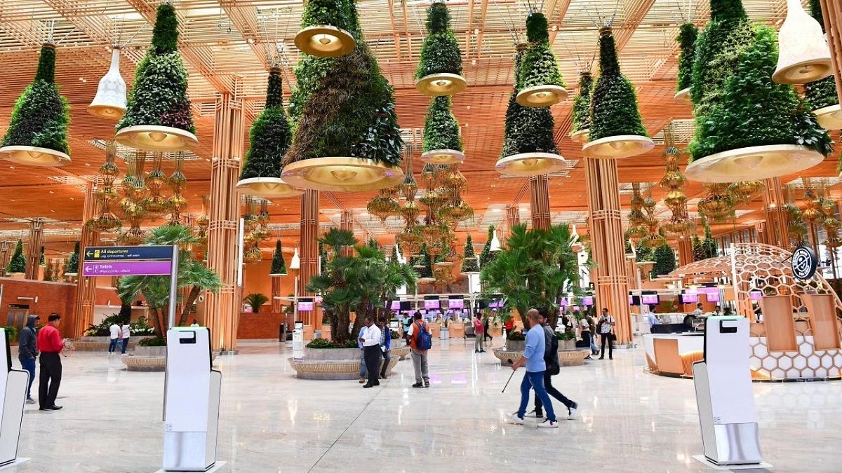 Airports are turning into successful shopping malls while malls are dying They use sneaky ways to get you to spend impulsively The crazy part? More than 50% revenue of main airports comes from shopping, not flights THREAD: How Airports use genius design tactics to trick you🧵