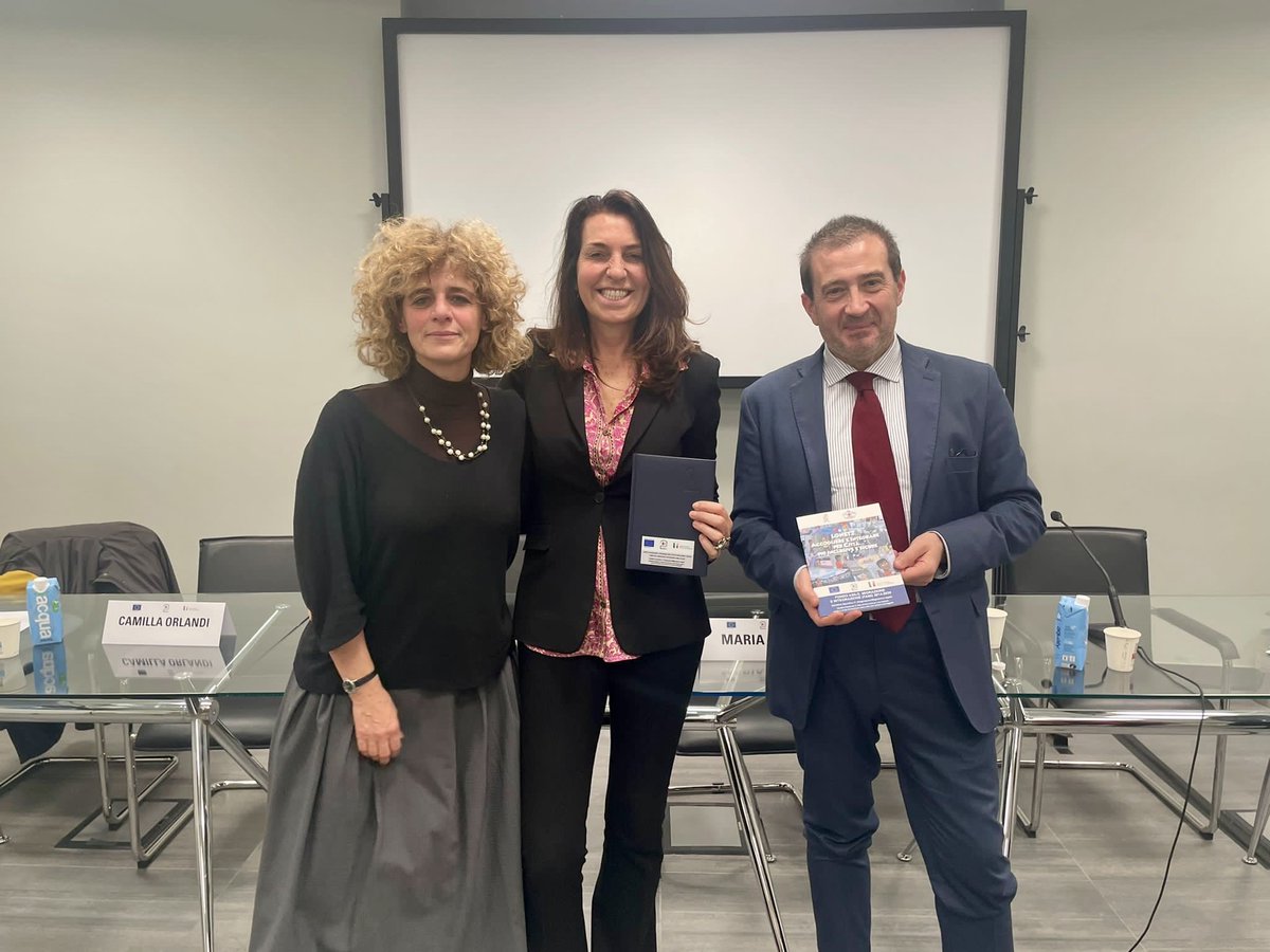 AnciLiguria's tweet photo. ⏺#LGNET 2: il dg @PierluigiVinai e l'assessore del @ComunediGenova #LorenzaRosso a Roma all'evento conclusivo del progetto europeo per l'integrazione dei migranti.
La notizia completa
➡️https://t.co/y7Dt4vgCfS https://t.co/q2uVRG50yr