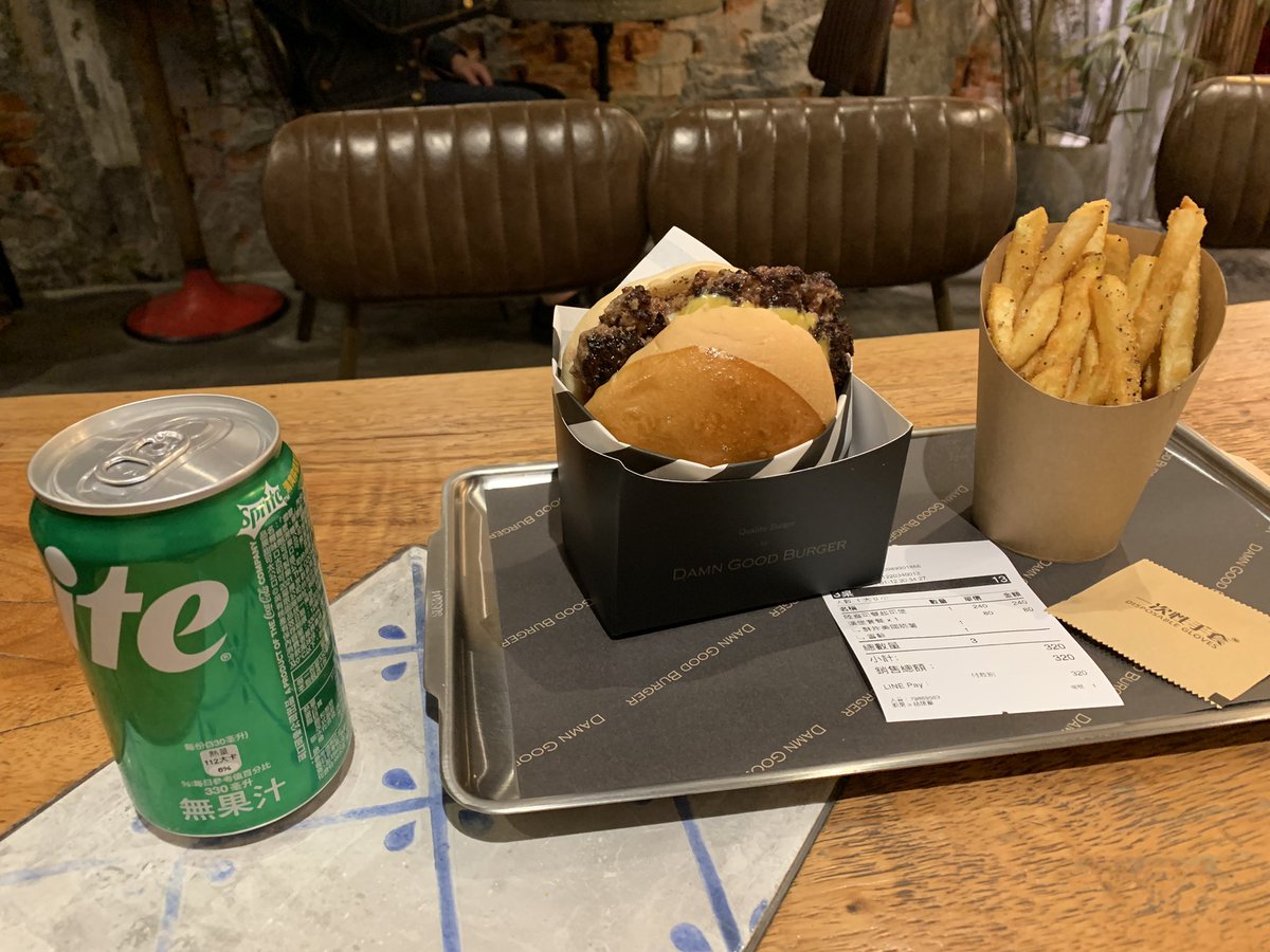Will_is_at_sea's tweet photo. 心情不好,來吃點ㄅㄧㄤˋ的食物,真的好吃😋
#DamnGoodBurger
#大口吃高雄 https://t.co/Upvj2MVbiA