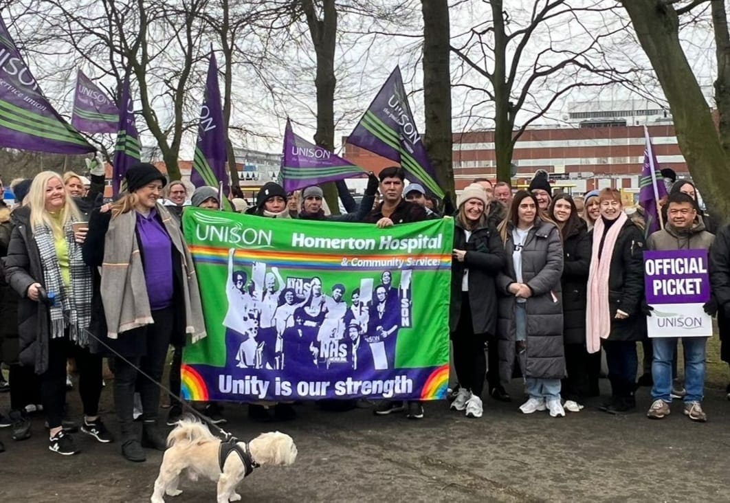 Our branch secretary Jordan Rivera took our banner, a message of support and a donation to strike fund up to Arrow Park hospital today.
HCAs there are striking, as they are working above their band and should be upbanded!
#fairpayforNHS