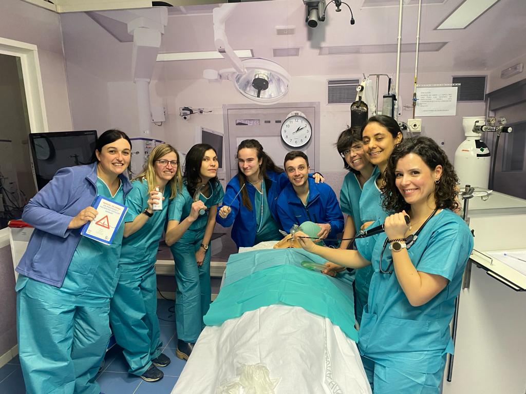 anestclinicbcn's tweet photo. Gran Jornada de Simulación para residentes de @anestclinicbcn. "Real cric" y colocación de drenaje torácico. Liderada por las Dras. Bergé, Calvo, Guirao e Ibáñez y la enfermera M. Cazalis de #SIMCLINIC. Un éxito rotundo! @hospitalclinic @UniBarcelona https://t.co/Uu8bYzMXgU