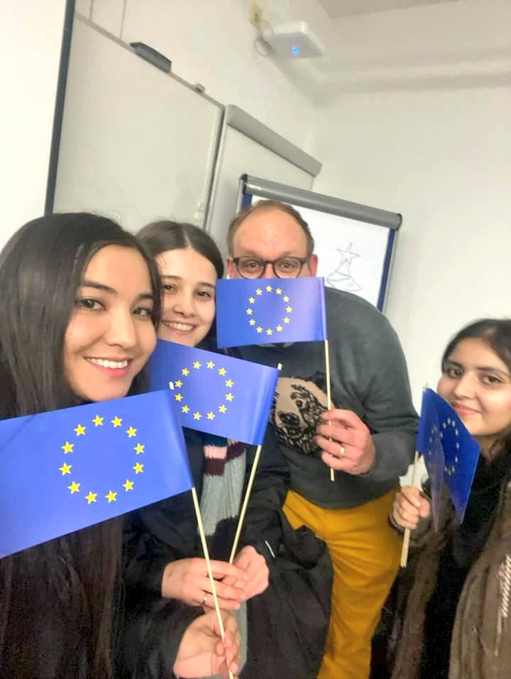 arwed2801's tweet photo. A lovely weekend to all followers from @eucugoe @uniGoettingen 🧑🎓🇪🇺🤗💋 Be well and enjoy your free-time! 🤹 #WeekendVibes #Wochenende #eucu #euroculture #weekend 🪁 https://t.co/TzNId76aKF
