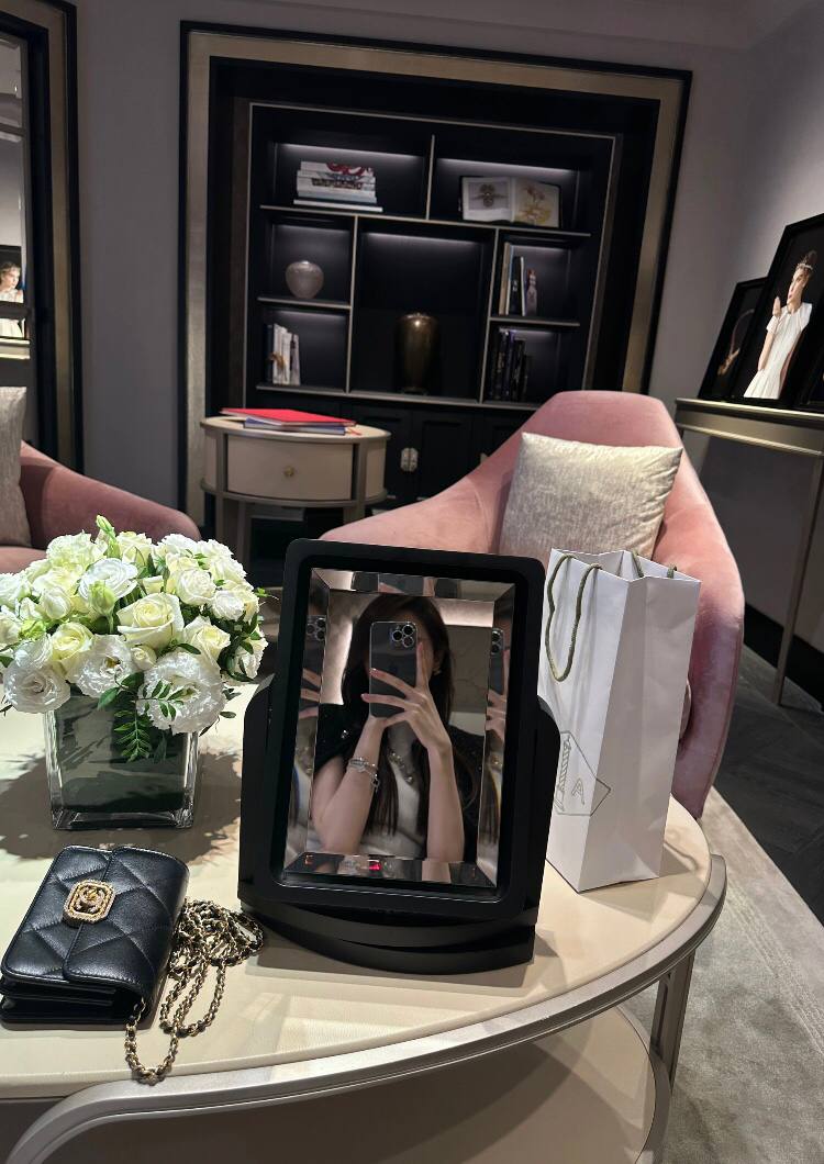 This necklace is so small and exquisite that it is hard to put it down.