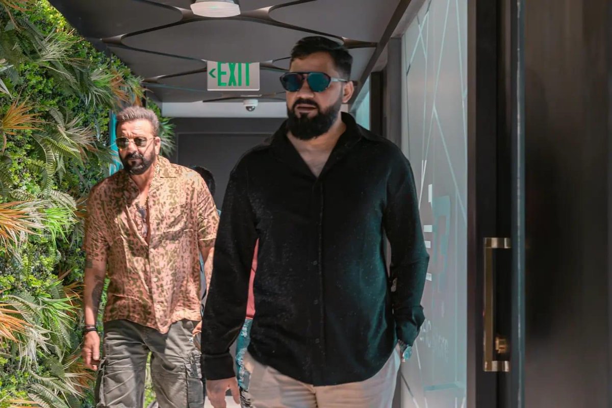 blovenetwork5's tweet photo. Sanjay dutt Visit Innovationfactory dubai office 
Surprise coming soon
#blvnetwork #BULLRUN2024 #bloveNetwork #Innovationfactorycommunity #twittercommunity #sanjydutt @OK_BFICoin https://t.co/eMdBPArOWg
