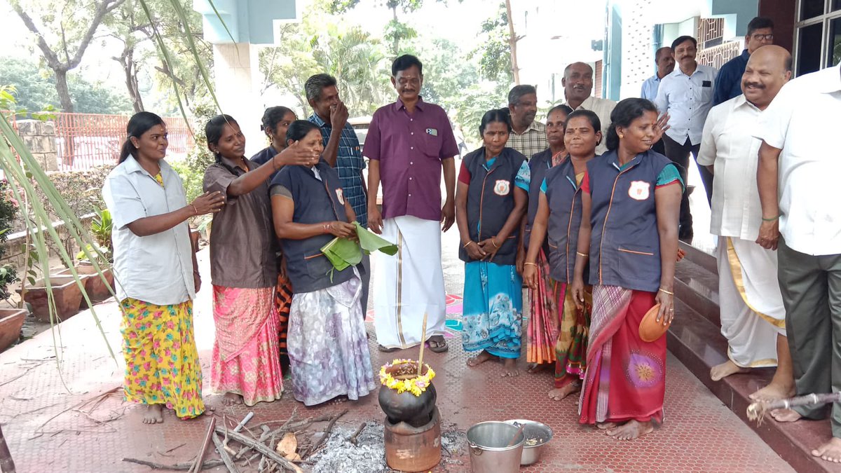 suryaolly's tweet photo. Today the officers &amp; staff of Tuticorin Custom House celebrated Pongal with great enthusiasm and fervour. The celebration was led by Shri.Vikas Nair, IRS, Commissioner of Customs, Tuticorin. https://t.co/ZrMJJX4ut0