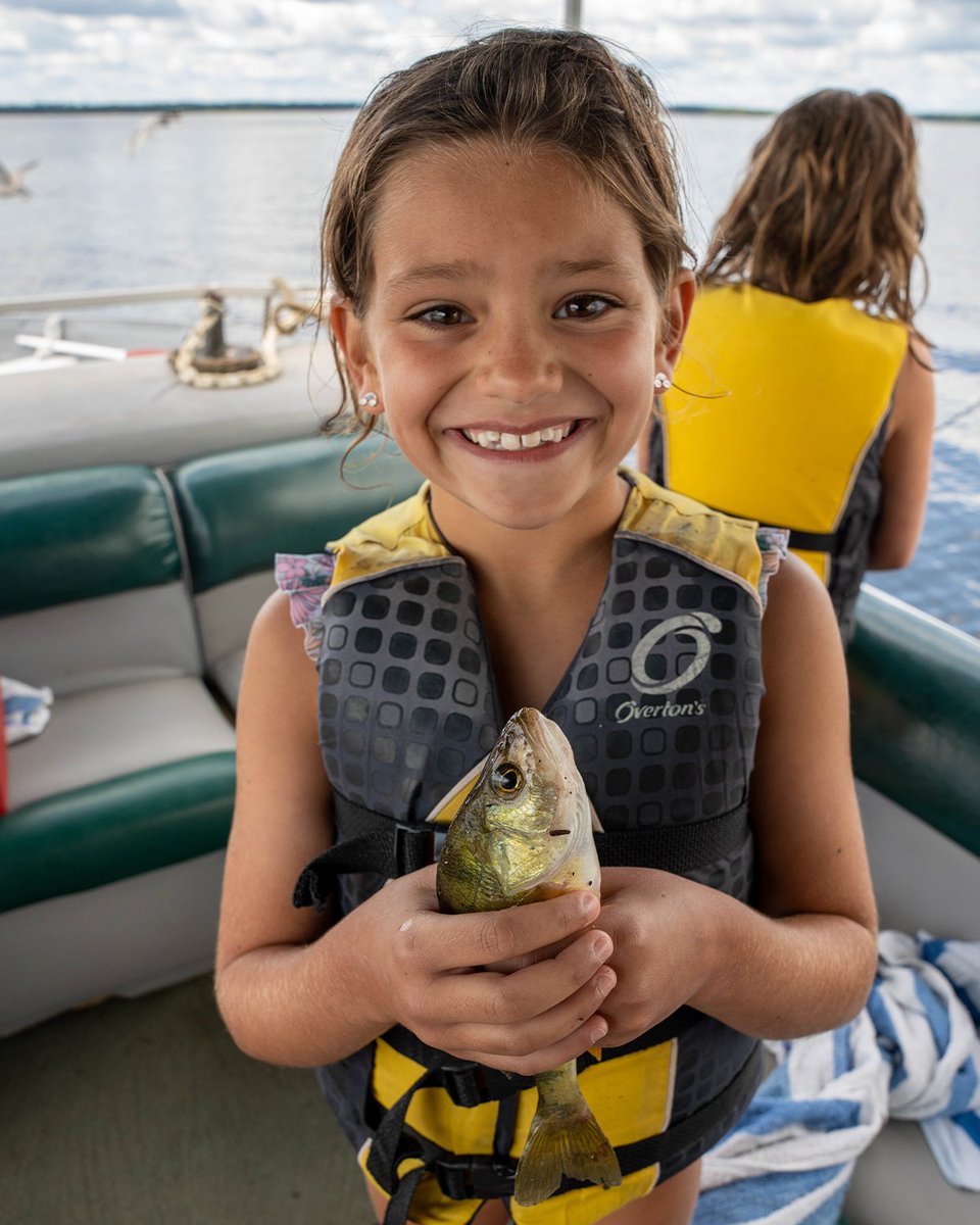 TylerPlace's tweet image. Honestly, I’ve never seen someone happier to be holding a fish in my entire life 🐟 🐠 🐡