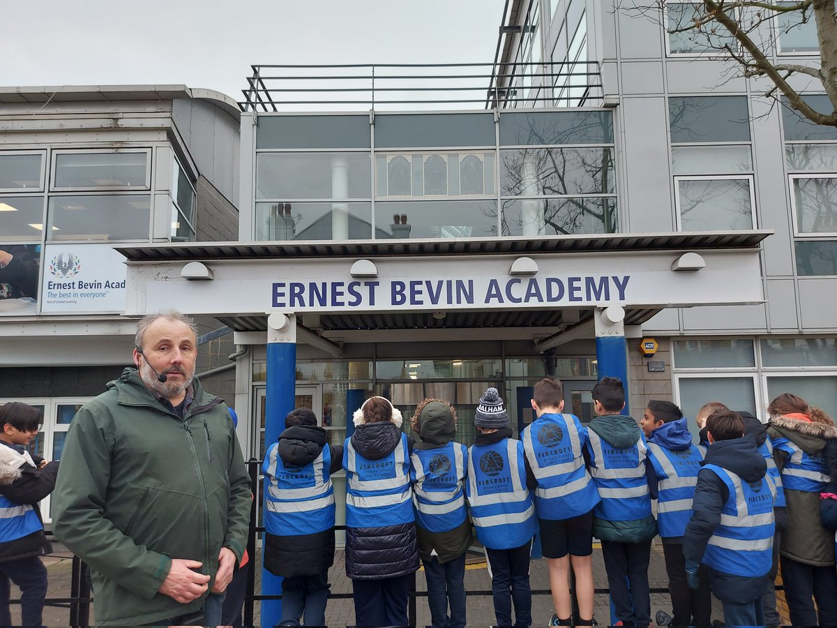Local famous historian Geoff Simmons talking to @Y5_Fircroft students from @fircroftSW17 about famous Alumni who attended Ernest Bevin Academy, including @MayorofLondon and former groundbreaking former Head Teacher Naz Bokhari @NazLegacy #ernestbevinacademy
