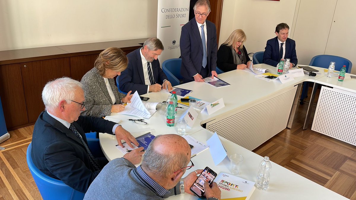 FisascatCisl75's tweet photo. #12gennaio Arriva al traguardo la trattativa sul #Contratto nazionale dello #Sport. Al #CONI la firma dell’accordo tra i sindacati di categoria #SlcCgil #FisascatCisl #Uilcom e la Confederazione dello Sport @Confcommercio. Presente anche il presidente @giomalago.
👉 https://t.co/pJnkuMFgyd