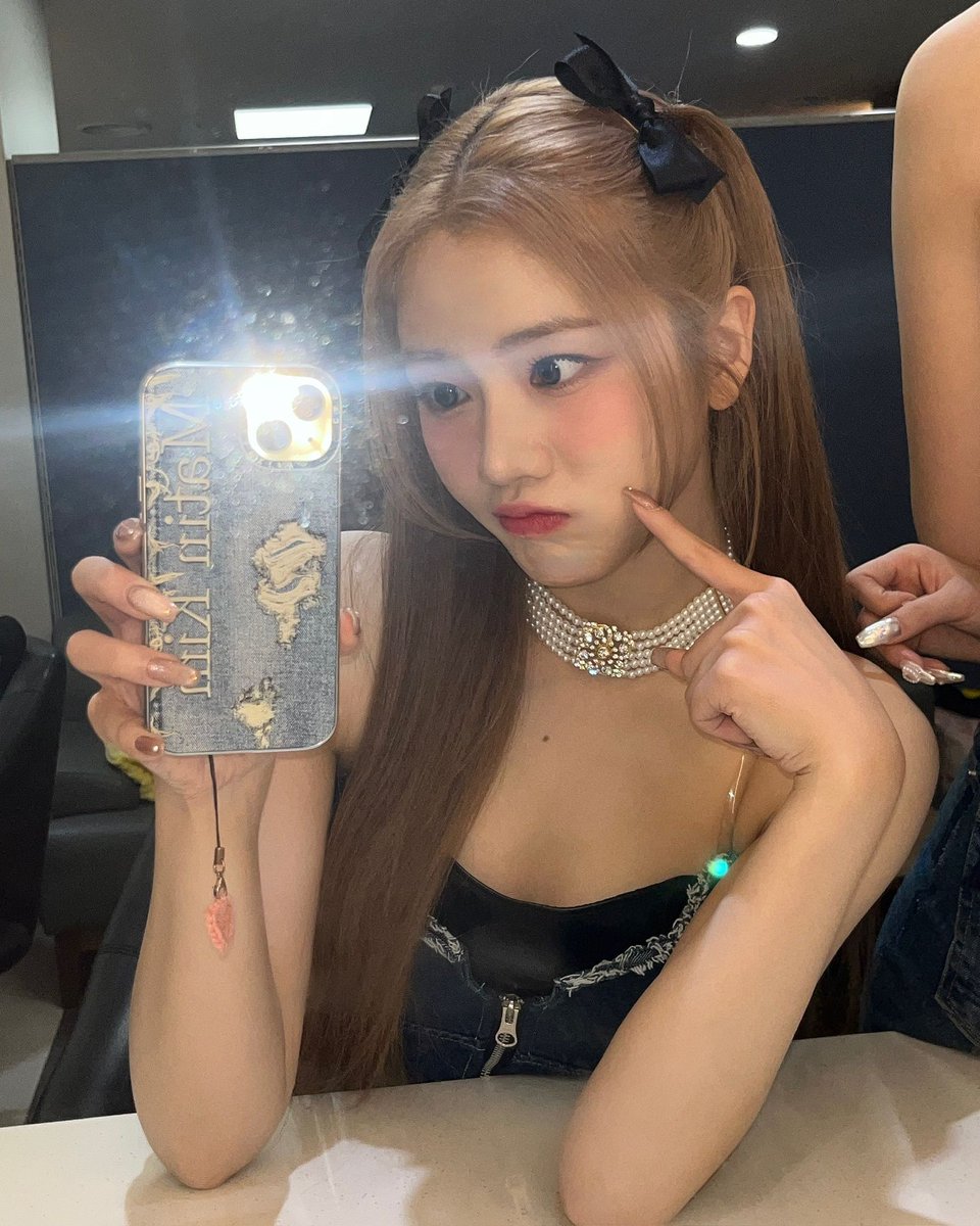 geeniusofficial's tweet photo. [조에🧡] 
안농~! 오늘은 데니미조에에요💙
오늘 뮤직뱅크도 즐겁게 보셨나요?
제 파트때 깜짝 강아지귀 보신분 🐶👋🏼
내일도 같이 함께해요 🐾🧡
Finalmente venerdí ragazzi!
 Spero che sia un buon weekend per voi🫶🏼 

#지니어스 #Geenius #조에 #Zoe #Voyage https://t.co/LkOHM40LKp