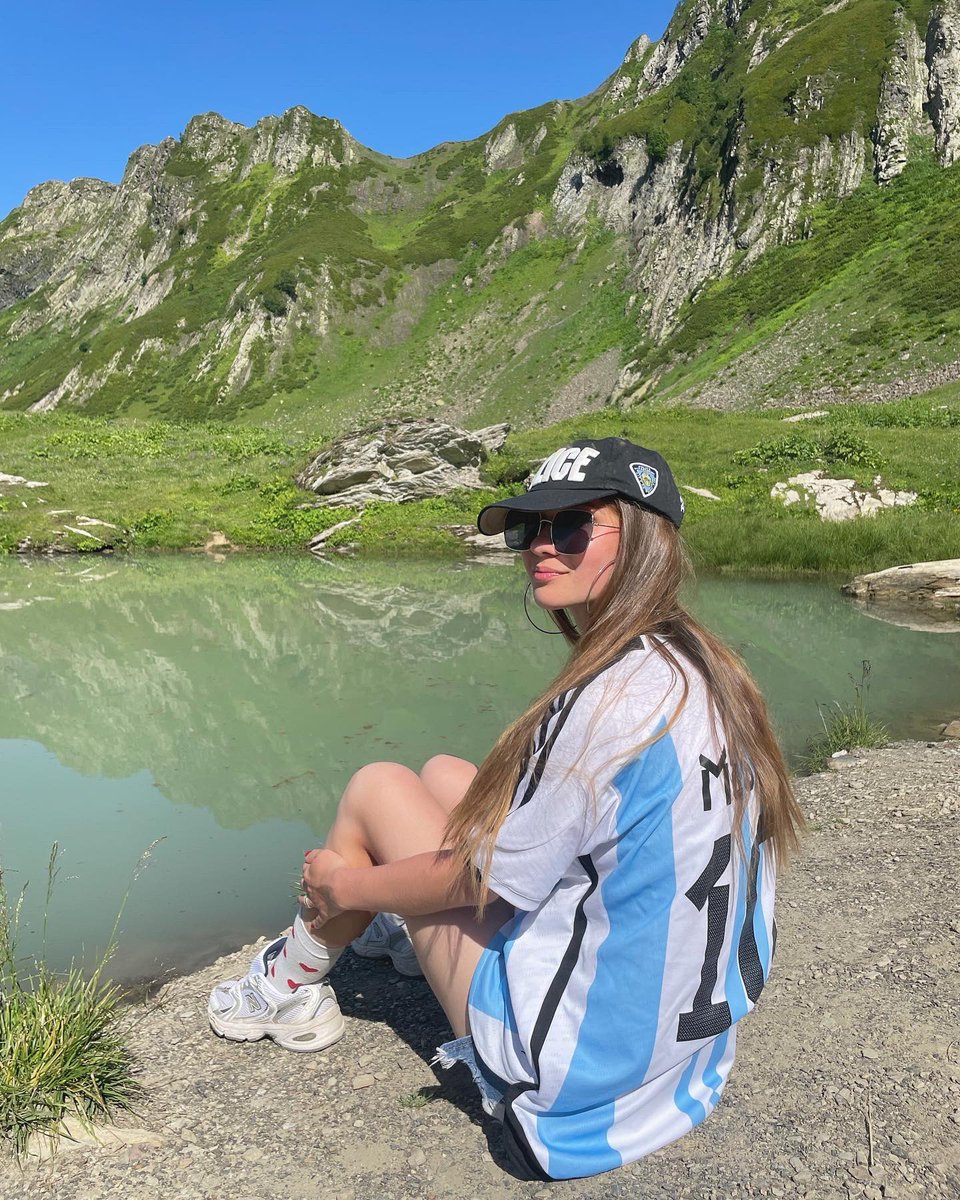 Я не была здесь 100 лет, кажется🙈Поэтому вот вам фотка и вопрос:

Вы/ваши друзья ищете подработку в футболе? Знаю, что меня до сих пор читают многие интересующиеся⚽️ Если да – напишите мне в сообщения плиз😇