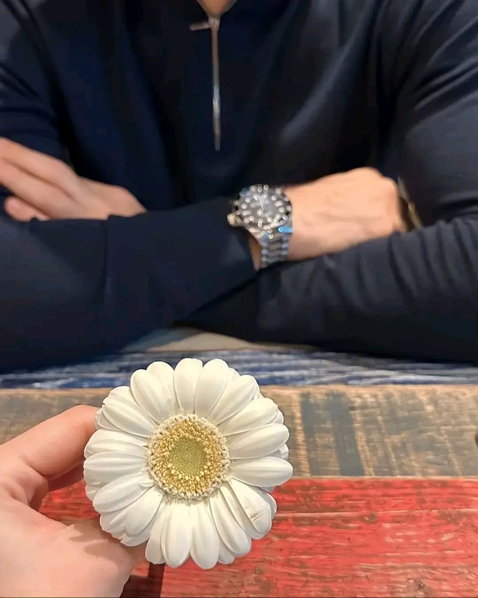 When he knows only flowers can fix your mood♥️