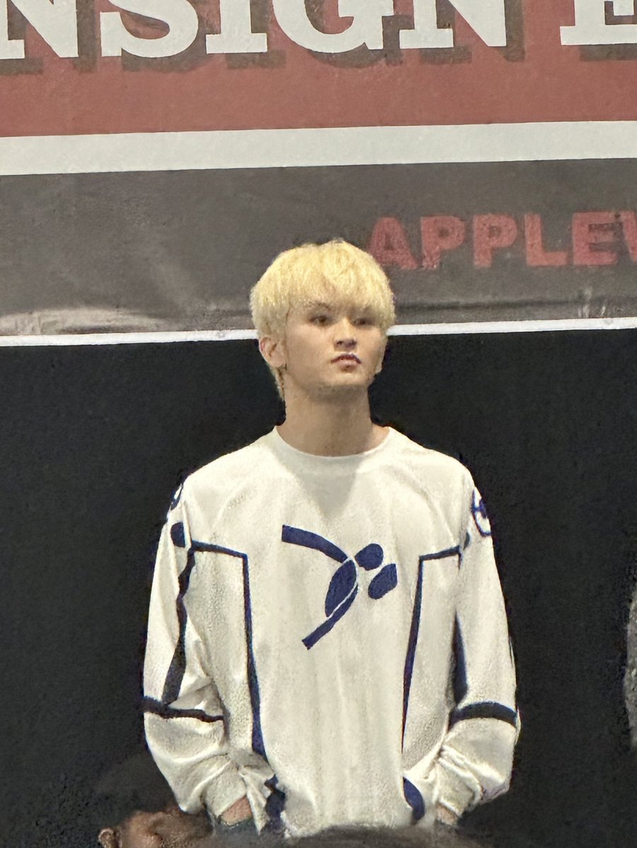 LOOKSMKL's tweet image. mark from today’s fansign in indonesia!