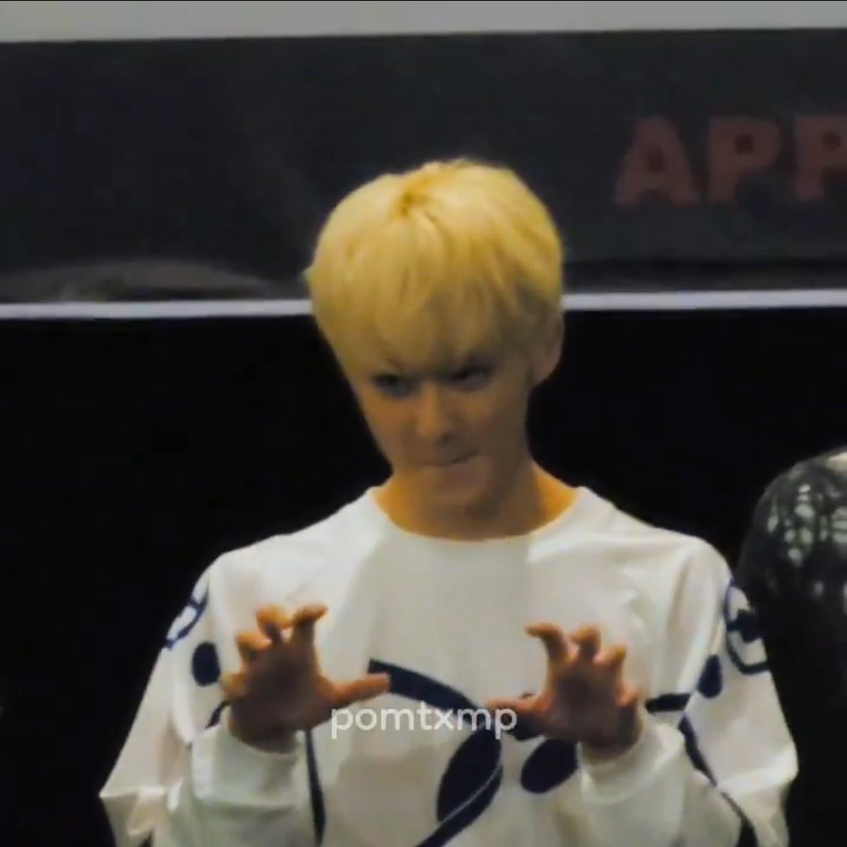 LOOKSMKL's tweet image. mark from today’s fansign in indonesia!