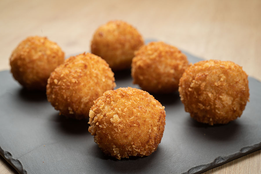 juanluisrecio's tweet photo. Hay croquetas de todo: de jamón, queso o boletus, hasta las de camarones pasando por las de chicharrón, así que para celebrar el Día de la #Croqueta, una ración de cada... https://t.co/R29Yz8pN9Z… #cocina #restaurantes #madrid #MirandadelEbro #bares #diainternacionaldelacroqueta https://t.co/FIjwEyNc6e