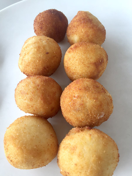 juanluisrecio's tweet photo. Hay croquetas de todo: de jamón, queso o boletus, hasta las de camarones pasando por las de chicharrón, así que para celebrar el Día de la #Croqueta, una ración de cada... https://t.co/R29Yz8pN9Z… #cocina #restaurantes #madrid #MirandadelEbro #bares #diainternacionaldelacroqueta https://t.co/FIjwEyNc6e