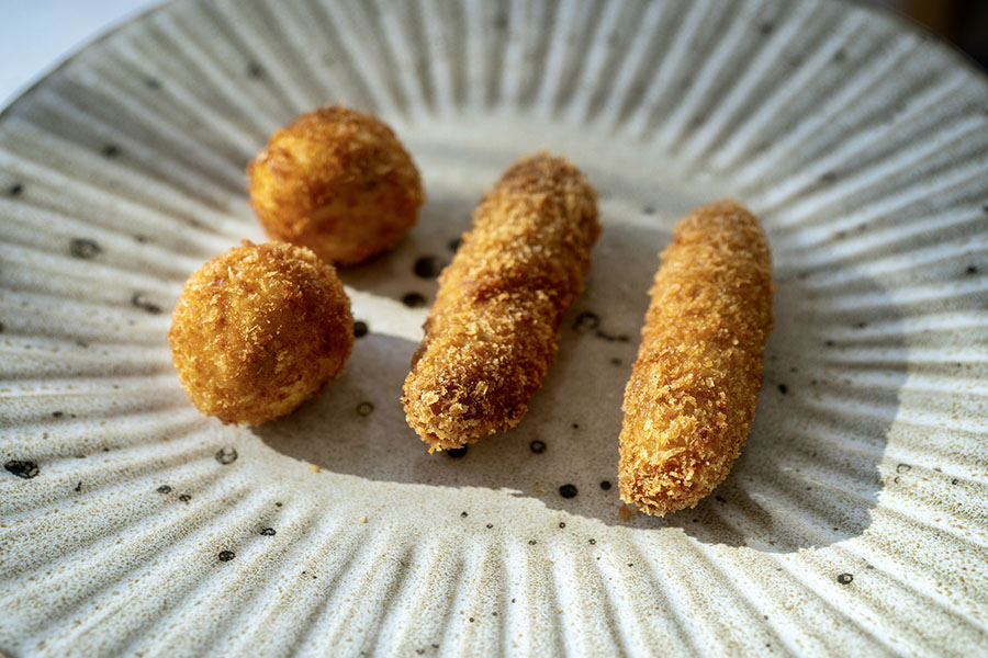 juanluisrecio's tweet photo. Hay croquetas de todo: de jamón, queso o boletus, hasta las de camarones pasando por las de chicharrón, así que para celebrar el Día de la #Croqueta, una ración de cada... https://t.co/R29Yz8pN9Z… #cocina #restaurantes #madrid #MirandadelEbro #bares #diainternacionaldelacroqueta https://t.co/FIjwEyNc6e