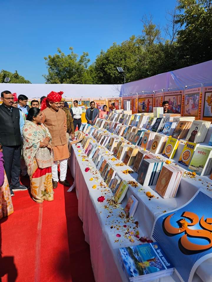 राजस्थान केंद्रीय विश्वविद्यालय बांदर सिंदरी (किशनगढ, अजमेर) में राष्ट्रीय युवा दिवस पर स्वामी विवेकानंद जी के जीवन दर्शन से संबंधित 'युवा संकल्प यात्रा' का शुभारंभ और पुस्तक प्रदर्शनी का विमोचन किया। 
#CURaj #ViksitBharatSankalpYatra #NationalYouthDay #SwamiVivekanand