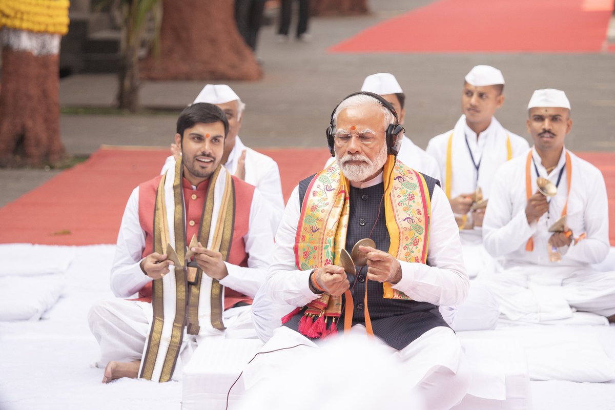 AcharyaBhosale's tweet photo. प्रभु श्रीरामचंद्रांच्या प्रांगणात ‘भावार्थ रामायण पाठ’ आणि ‘जय जय रामकृष्णहरि’ च्या भजनात पंतप्रधान मा.��रेंद्र मोदी जी झाले तल्लीन  !
@narendramodi @Dev_Fadnavis https://t.co/KzDGUpjRtJ