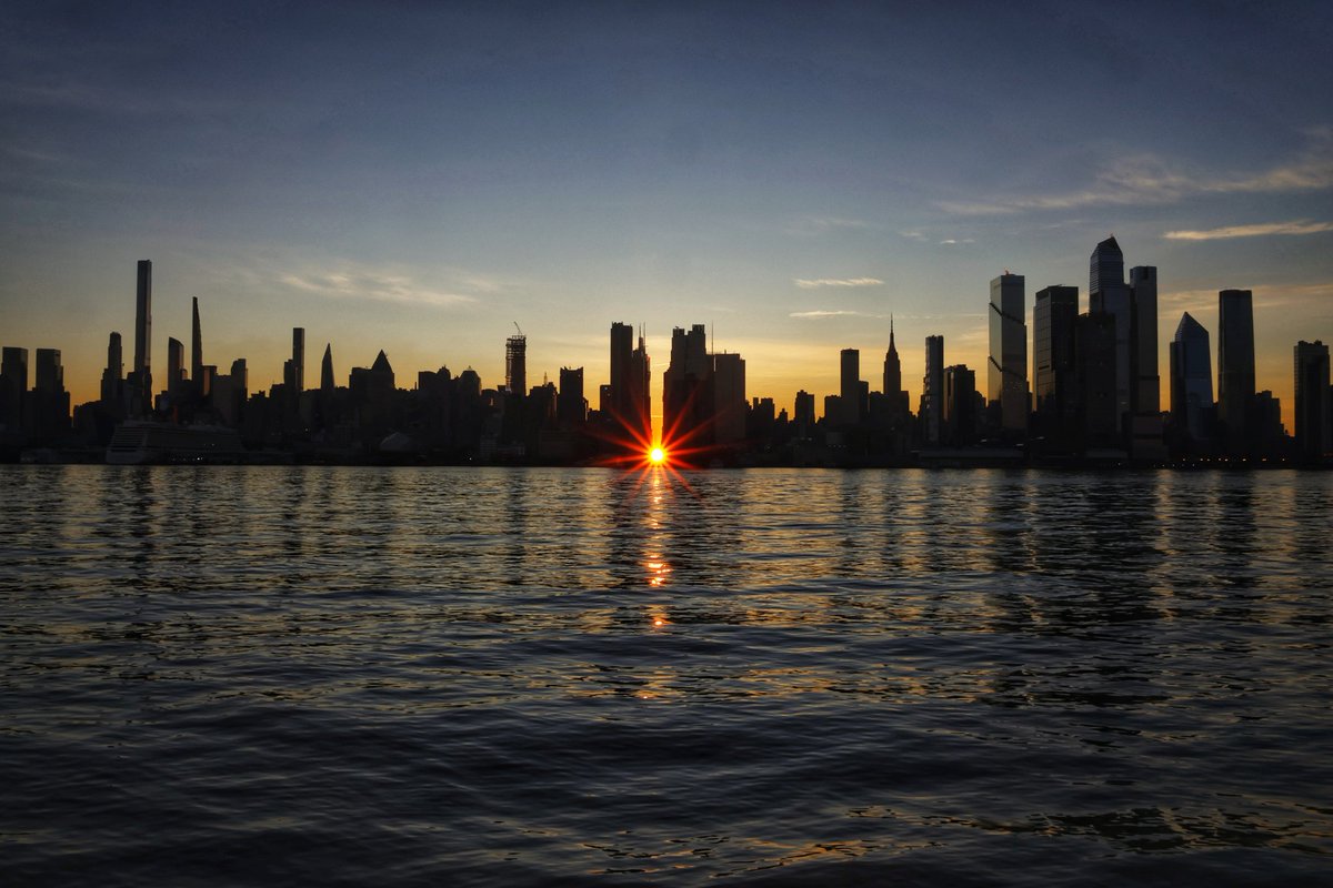 GaryHershorn's tweet photo. Reverse Manhattanhenge as the sun rises over 42nd Street in New York City, Friday morning #newyorkcity #nyc #newyork #manhattanhenge #sunrise #reversemanhattanhenge https://t.co/bSJ1nmMTvY